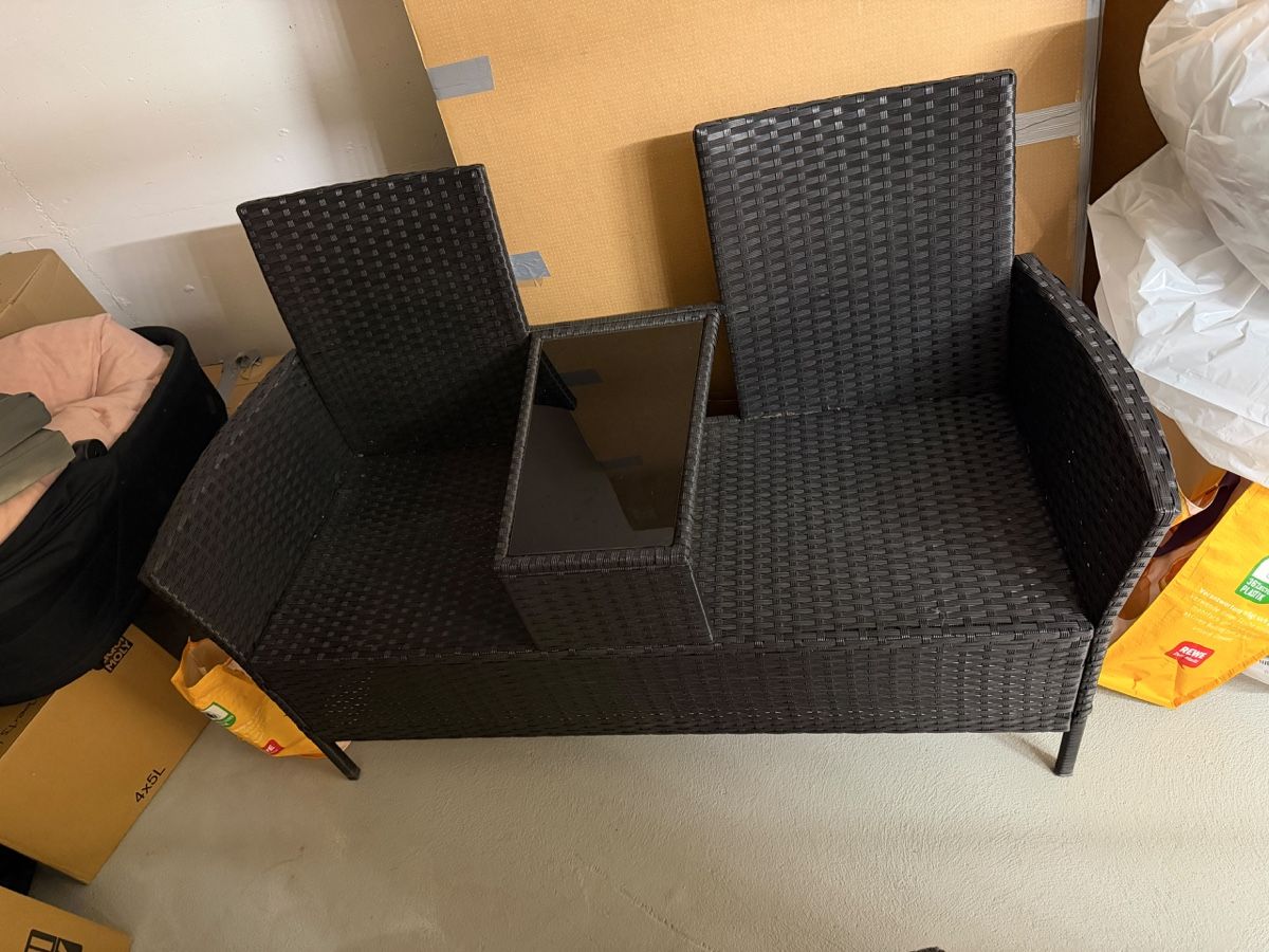 Panchine: Rattan Sitzbank mit Tisch dazwischen – Usato da Romanshorn venduto da muh_9rhg