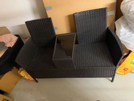 Rattan Sitzbank mit Tisch dazwischen