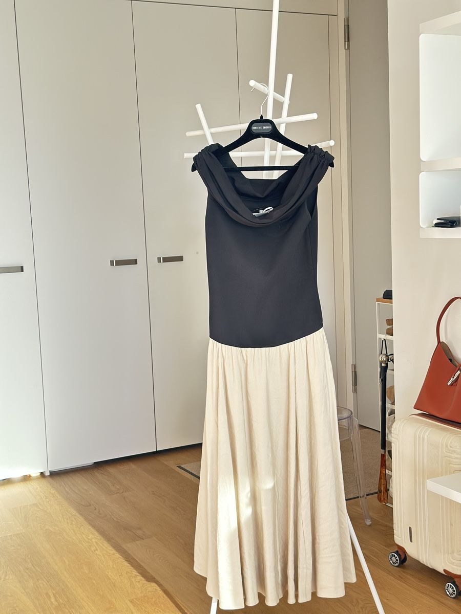 Vestiti: Das elegante Simkhai Adaline Midikleid mit einem schulterfre – Nuovo e nell'imballaggio originale da Zürich venduto da laschelli