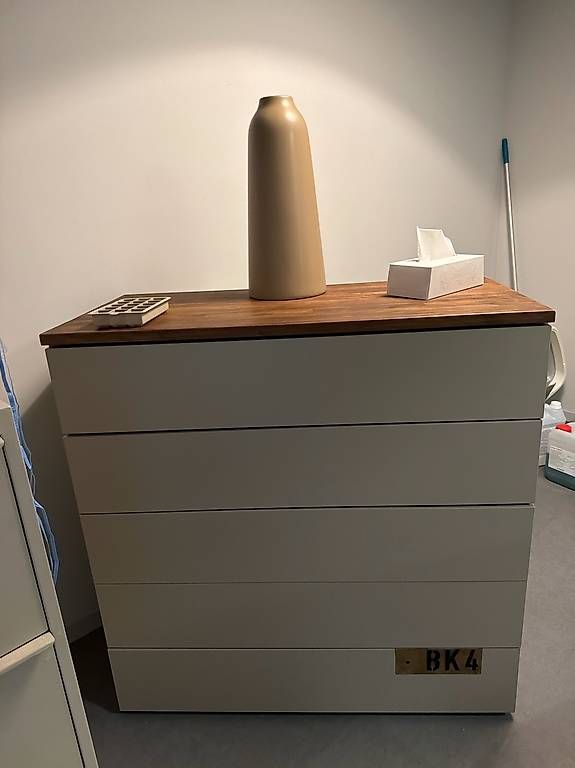 Cassettiere: Moderne Kommode mit Holzplatte  100 x 100 cm – Usato da Bülach venduto da EgiKrasniqi
