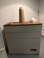 Moderne Kommode mit Holzplatte  100 x 100 cm