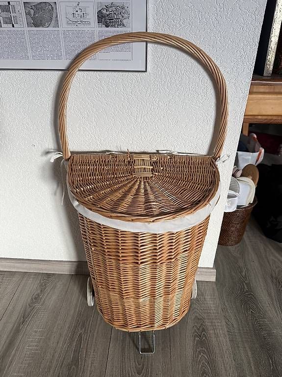 Paniers à linge: Panier à linge Ikea - TOLKNING  – D'occasion à Pully par Tasnimwhatever