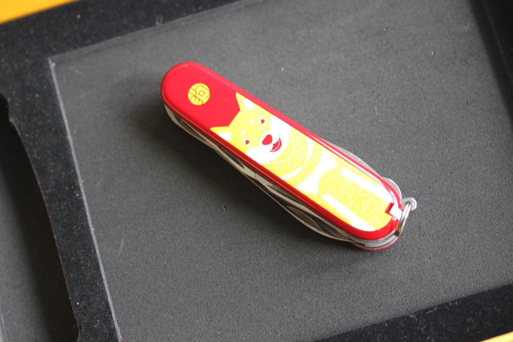 Victorinox Taschenmesser: Victorinox Huntsman "Year of the Dog" 2018 -  Nr. 6096/8888 – Gebraucht aus Riehen von Joncika 2