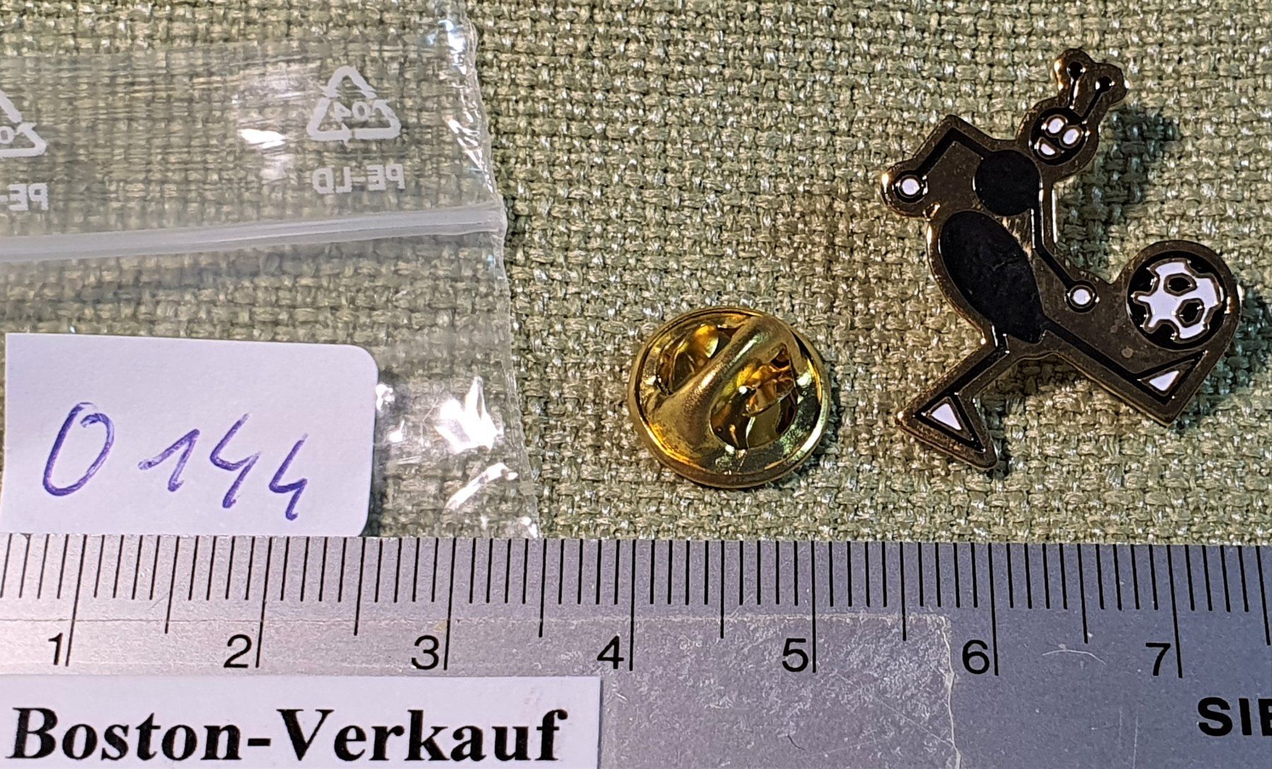 Plaketten & Abzeichen: O144 - Pin Fussball Ameise – Gebraucht aus Reinach BL von Boston-Verkauf 1
