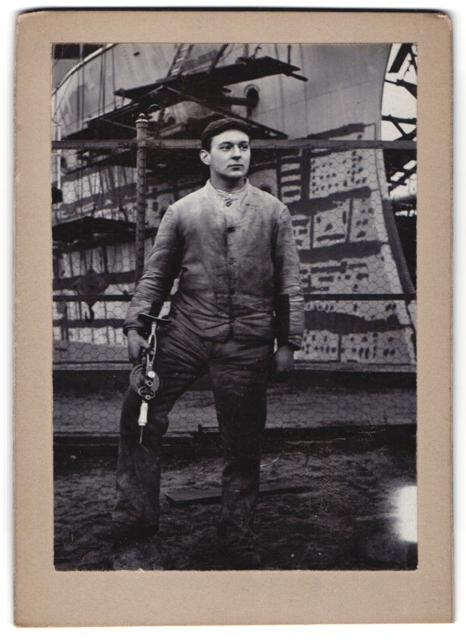 Fotografie & Manifesti: Fotografie junger Werftarbeiter mit Hand – Usato da Berlin venduto da bartko-reher