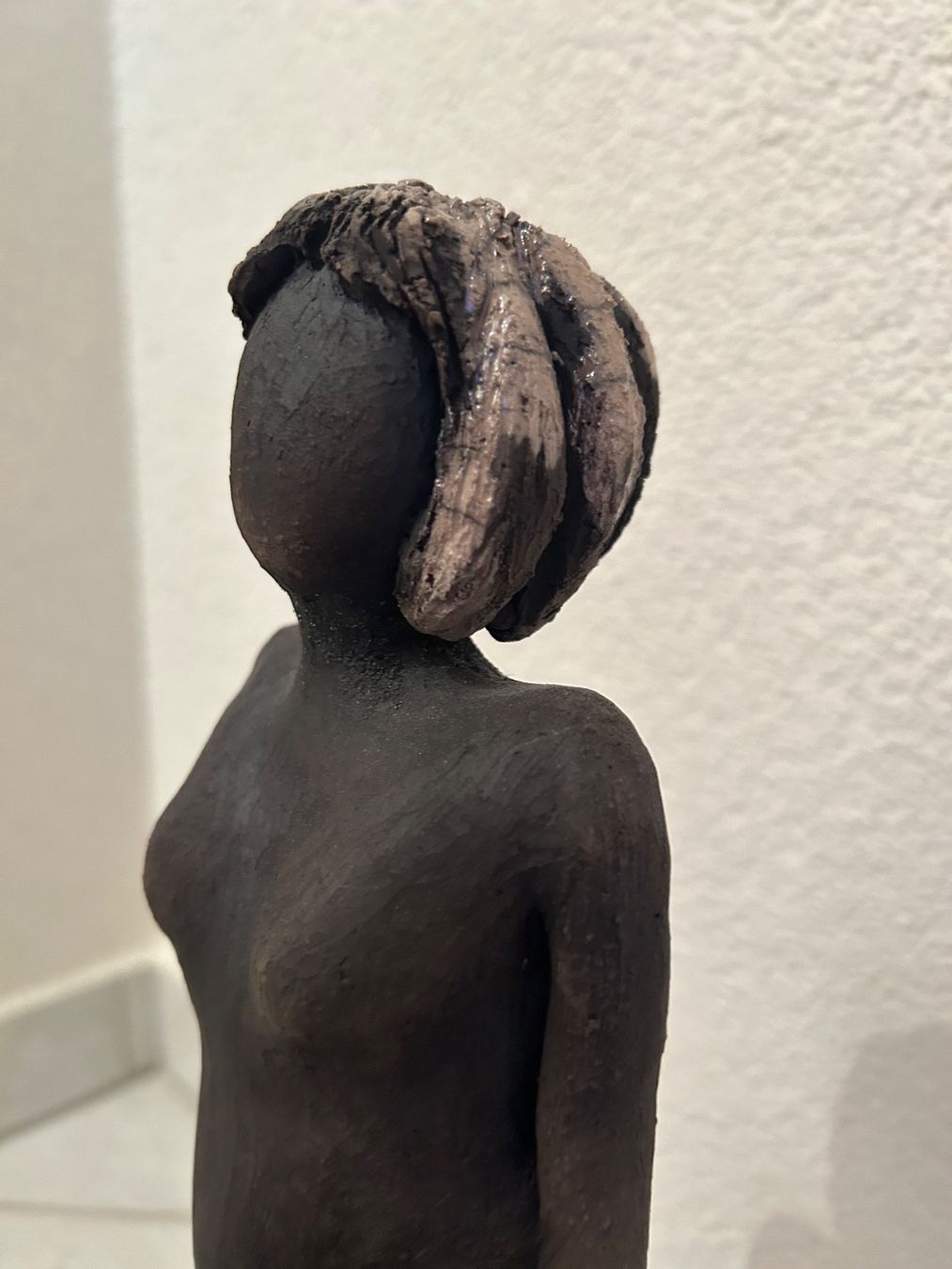 Statuette: Keramik Figur "Frau" – Nuovo (secondo la descrizione) da Lostorf venduto da Dalbi 2