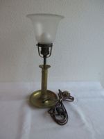 Tischlampe aus Kerzenhalter und Lampenschirm aus Glas