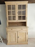 antiker Schrank mit Aufsatz
