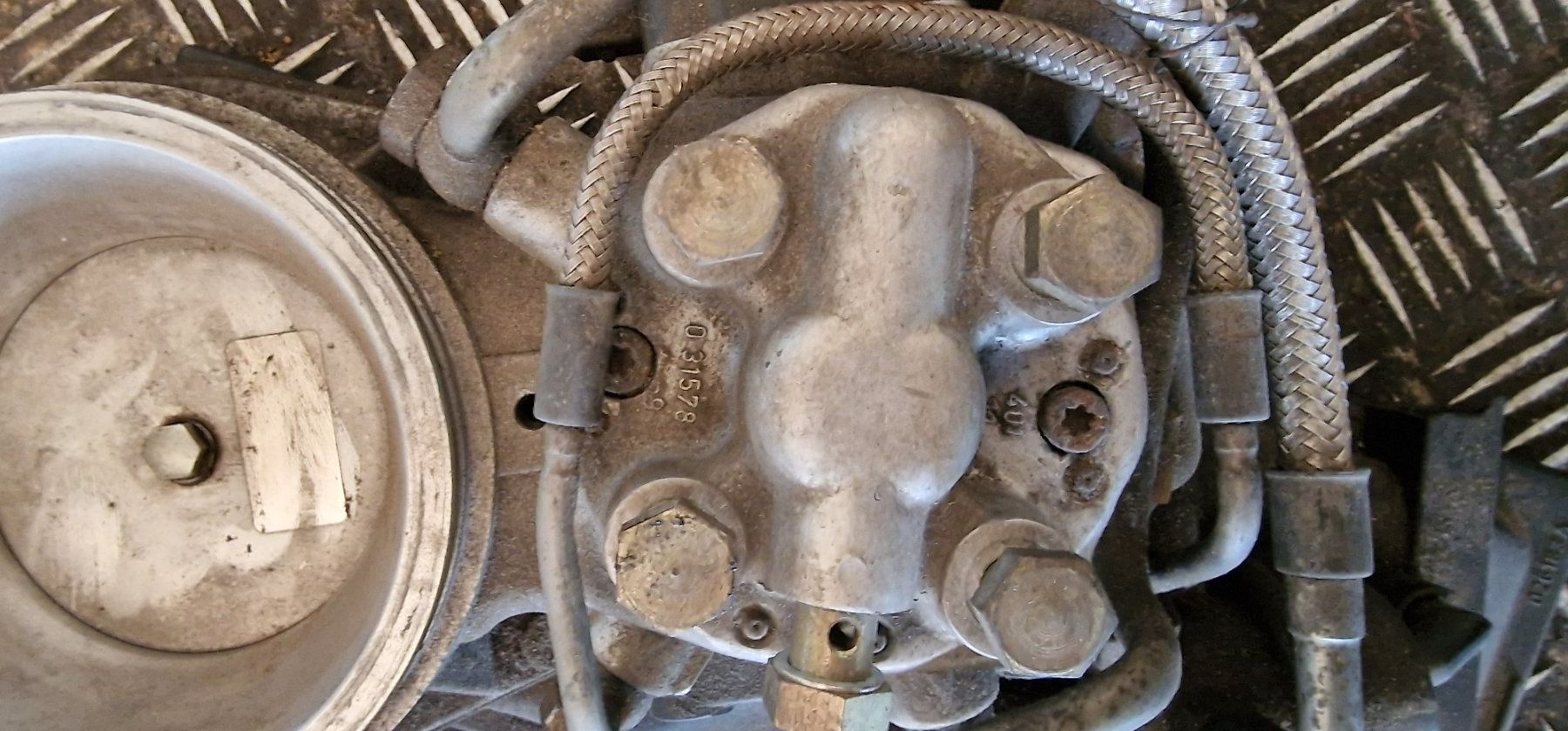 Audi Tutti pezzi di ricambio auto: Audi 80 Mengenteiler & Luftmengenmesser – Usato da Niederuzwil venduto da Baer1997 2