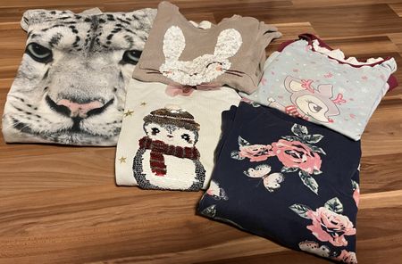 Mädchenpullover 134 und 134/140 zT mit Weihnachtsmotiven