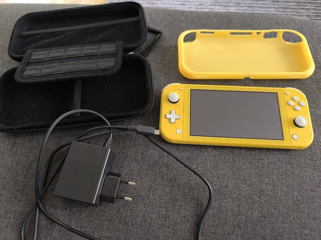 Console: Console Nintendo Switch Lite jaune avec étui et chargeur – Usato da Lausanne venduto da Sturz_88