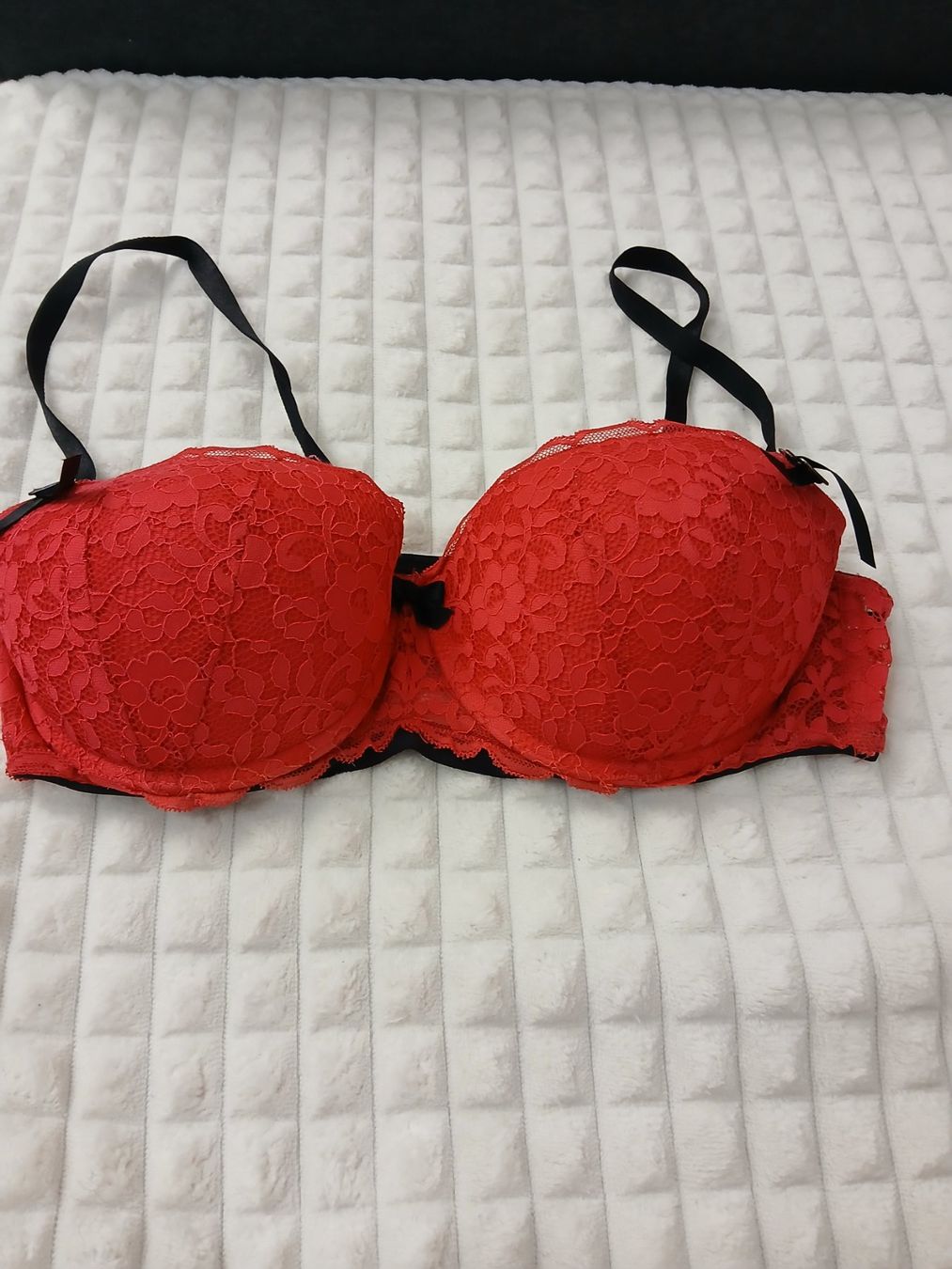 Altra biancheria intima: Roter Spitzen-BH Grösse 85C-Push-up – Usato da Glattbrugg venduto da fin_66d8