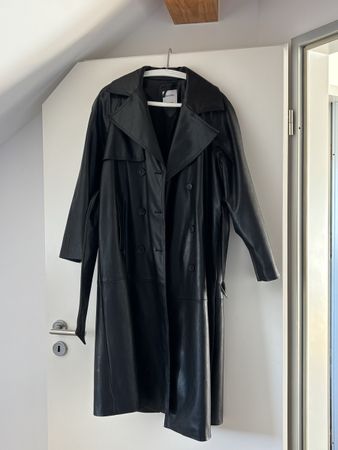 Bershka langer Trenchcoat in Lederoptik - Schwarz