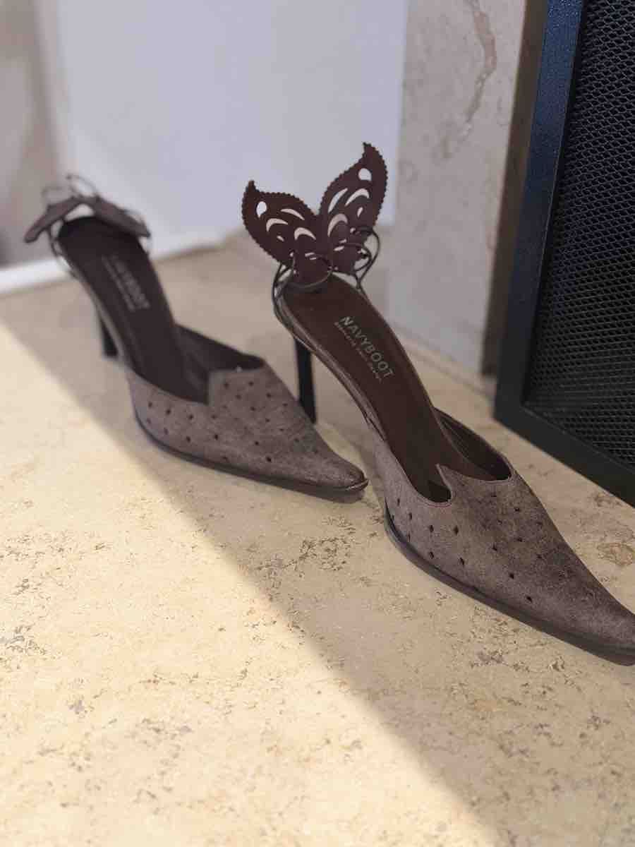 Navyboot Scarpe da donna: Navyboot Pumps mit Schmetterling Details – Usato da St. Gallen venduto da Nanuska03