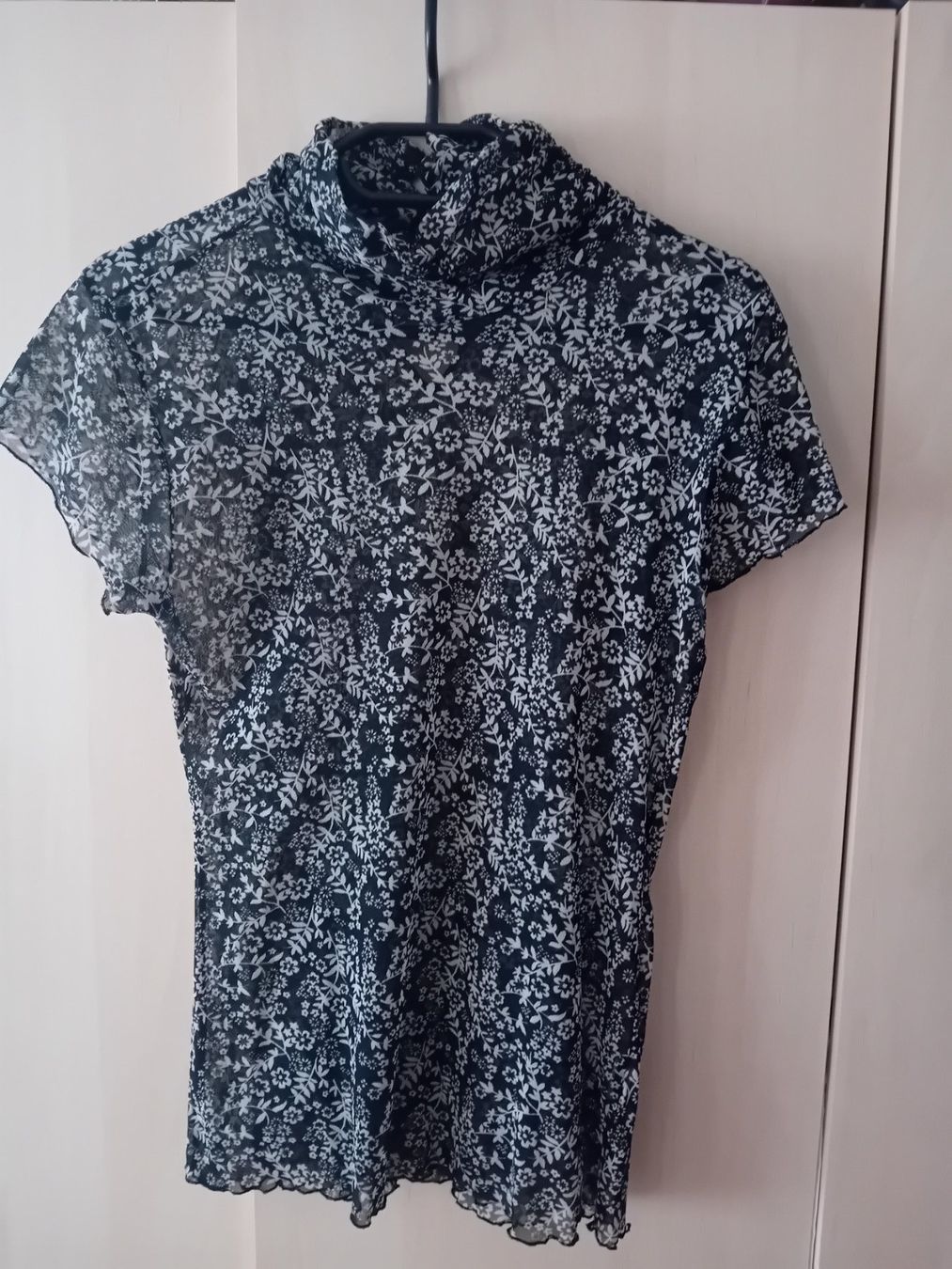 Blusen: schwarz mit Blumenmuster elastisch/etwas transparent Gr.40 – Gebraucht aus Allschwil von Beautyskin
