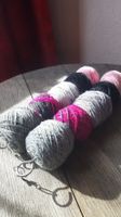 2x50g Sockenwolle mit Maschenmarkierer und -stopper