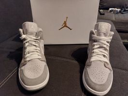 WMNS Air Jordan 1 Mid SE