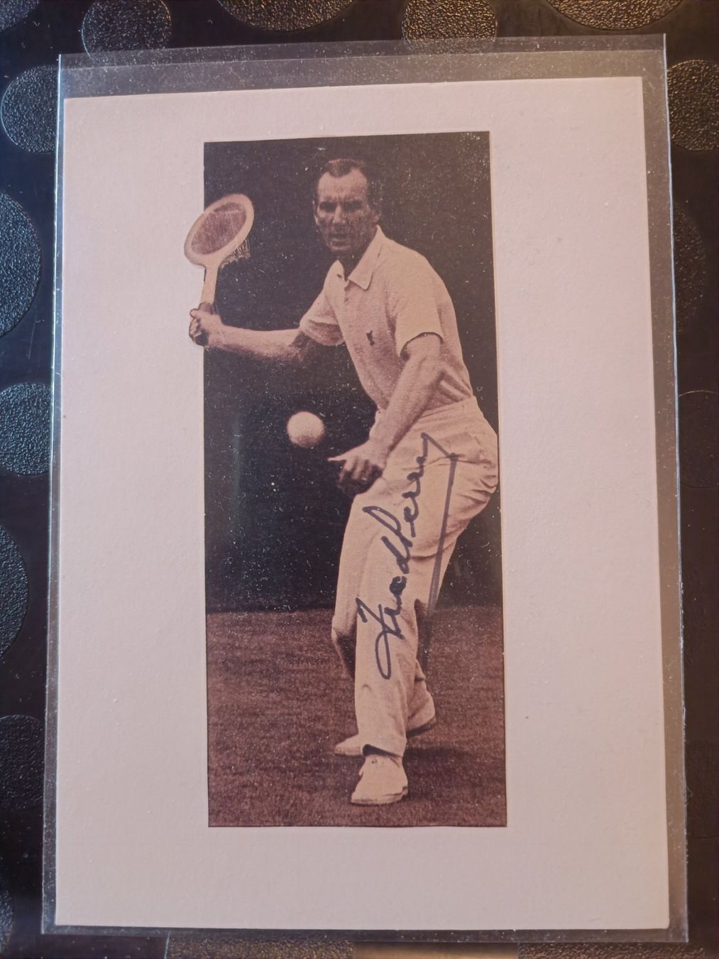 Autografi: Fred Perry - † 1995 - handsigniert – Usato da Menziken venduto da Artographs