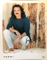 Yanni 1954- Musiker Autogramm signiert Foto 20x25cm