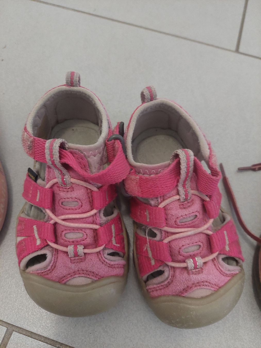 Scarpe per ragazzi: 3 Paar Kinderschuhe Grösse 22 – Usato da Gränichen venduto da JaelRoost 2