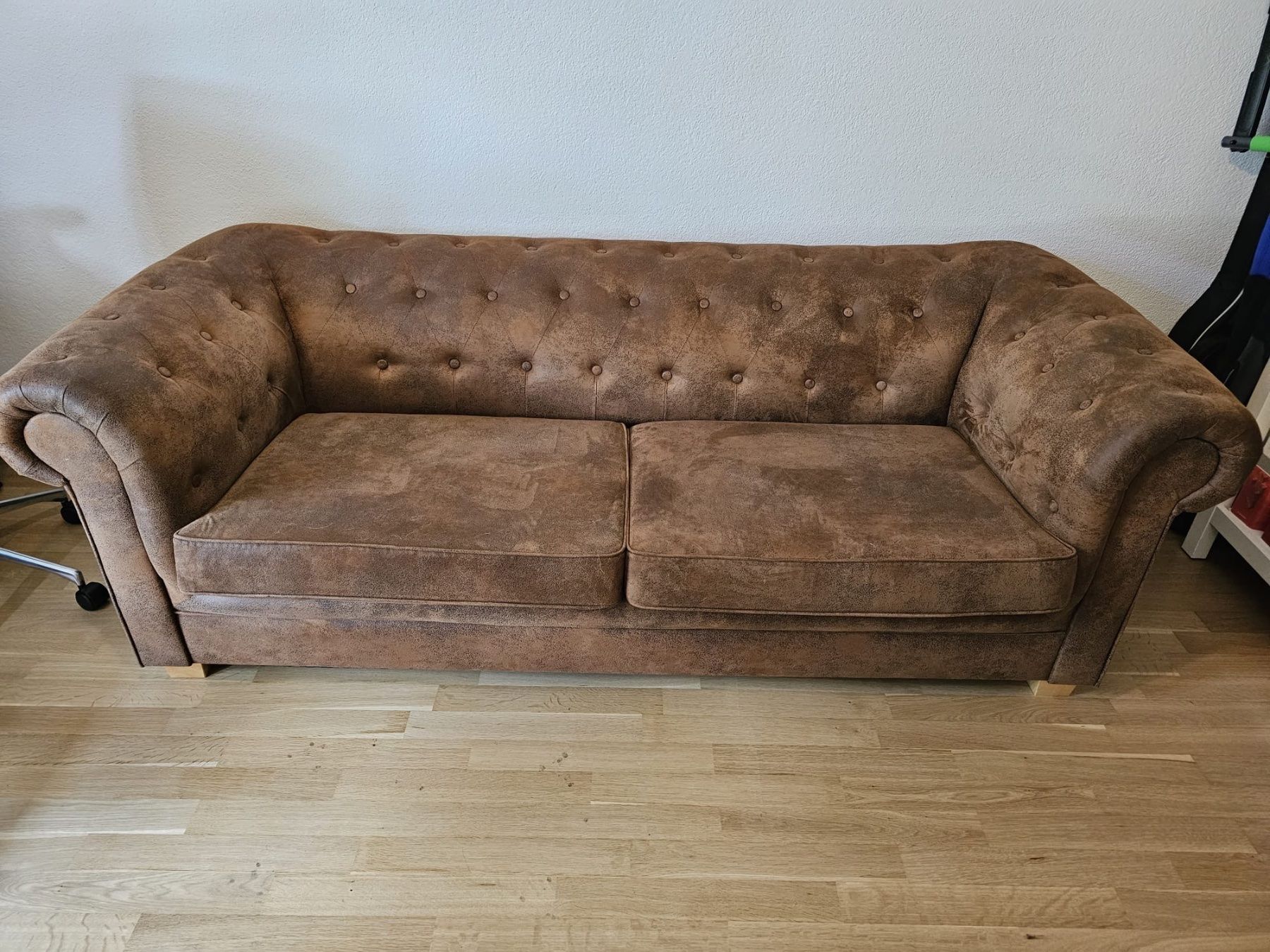 Sofas: Mikrofaser Chesterfield Sofa – Gebraucht aus Allschwil von ede_8c6t 1