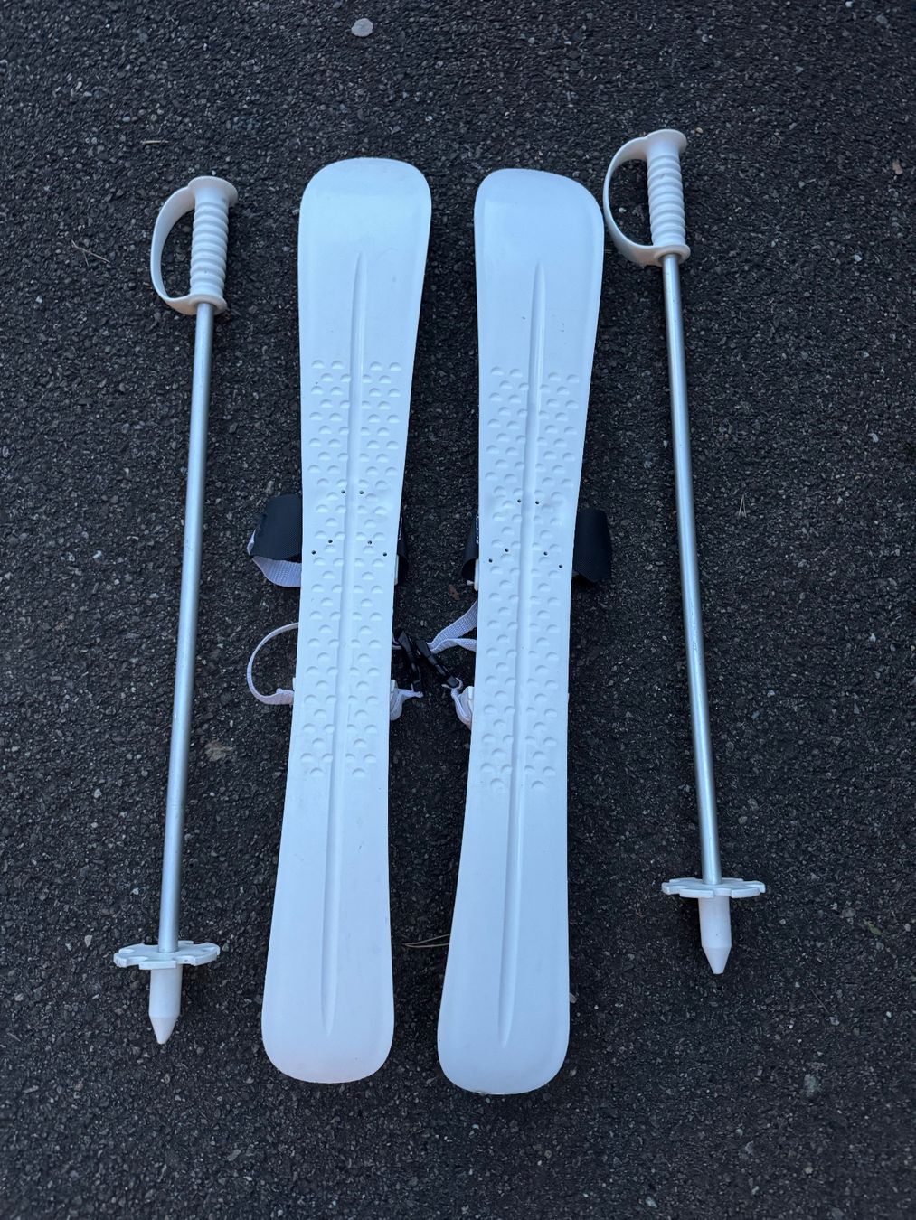 Hamax Sci: Hamax plastic Kids Skis and Poles Set – Usato da Zürich venduto da CircularEco 1