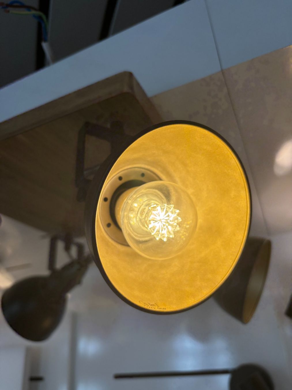 Lampadari & plafoniere: Deckenspot, schwenkbar, Holzbasis, Schwarz-Gold – Nuovo (secondo la descrizione) da Walenstadt venduto da WEW8880 1