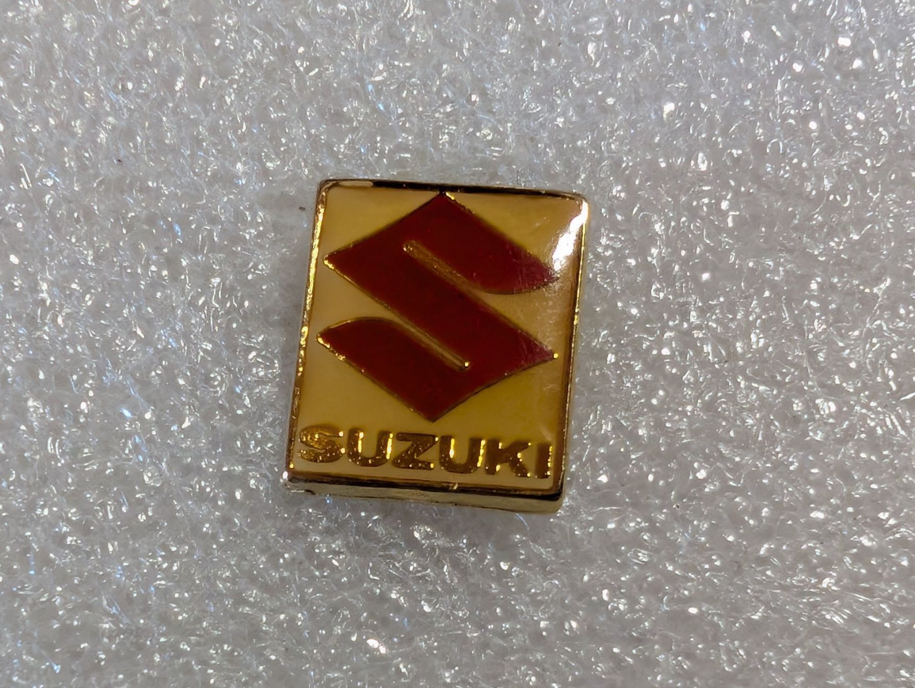 Placchette & Badge: Ansteckpin 266: Suzuki – Usato da Oppligen venduto da Pin-Fall-Shop