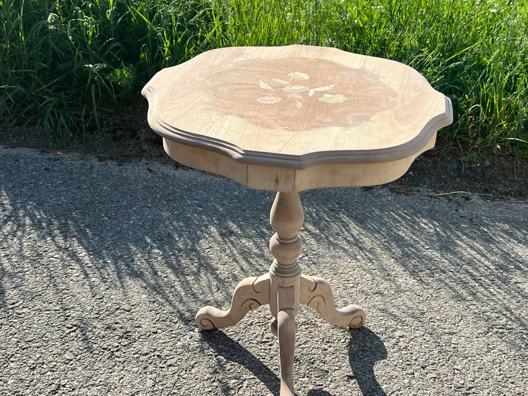 Tavoli: ART 1102-J Table d'appoint marquetée sablé – Usato da Pont-La-Ville venduto da BCMGLEAL 1