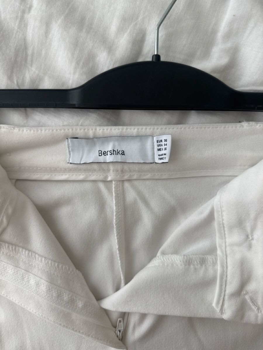 Bershka Pantalons: Weisse Anzugshose – D'occasion à St. Niklausen LU par car_2562 2