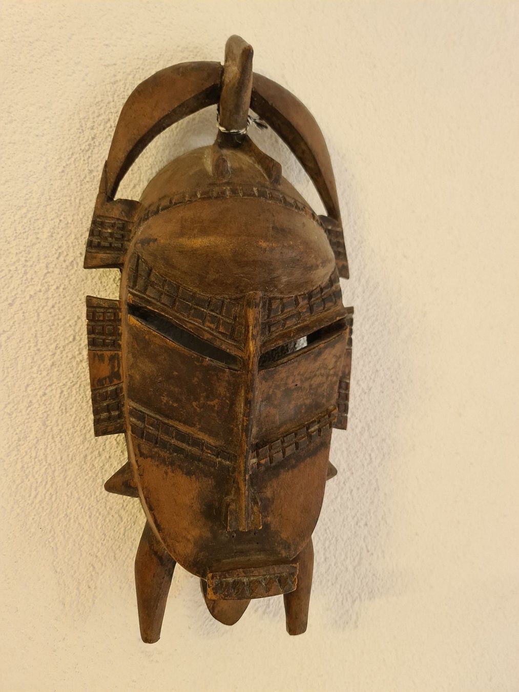 Internationale Kunst: Geschnitzte Afrikanische Holz Maske – Gebraucht aus Ibach von Hfedier