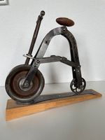 Skulptur (Hochrad aus Eisen)