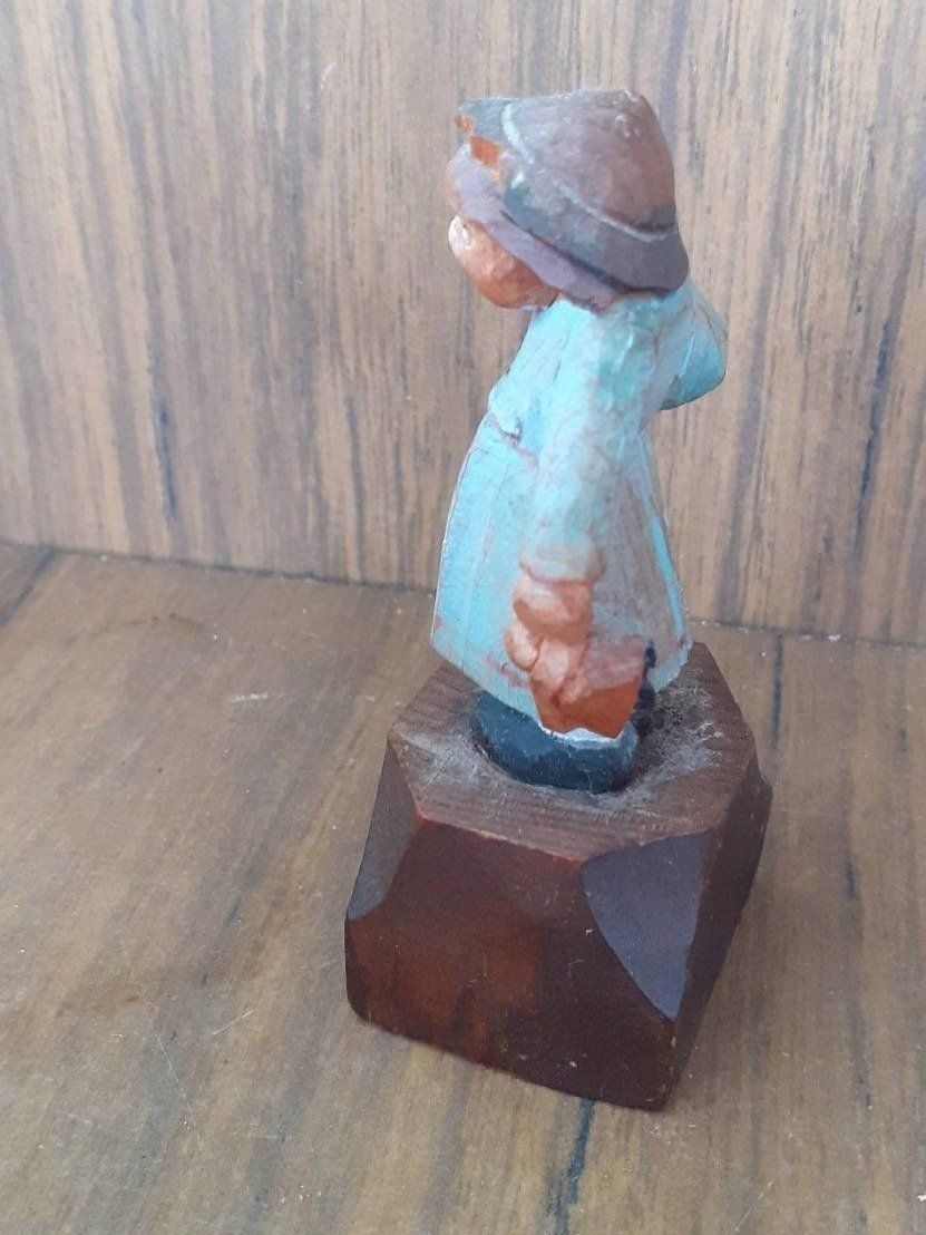 Sculture & Statue: Holzfigur handgeschnitzt - Bauernmädchen mit Apfel – Usato da Mörschwil venduto da antiksalon 7