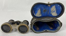 Opernglas aus Messing mit Lederüberzug und Etui