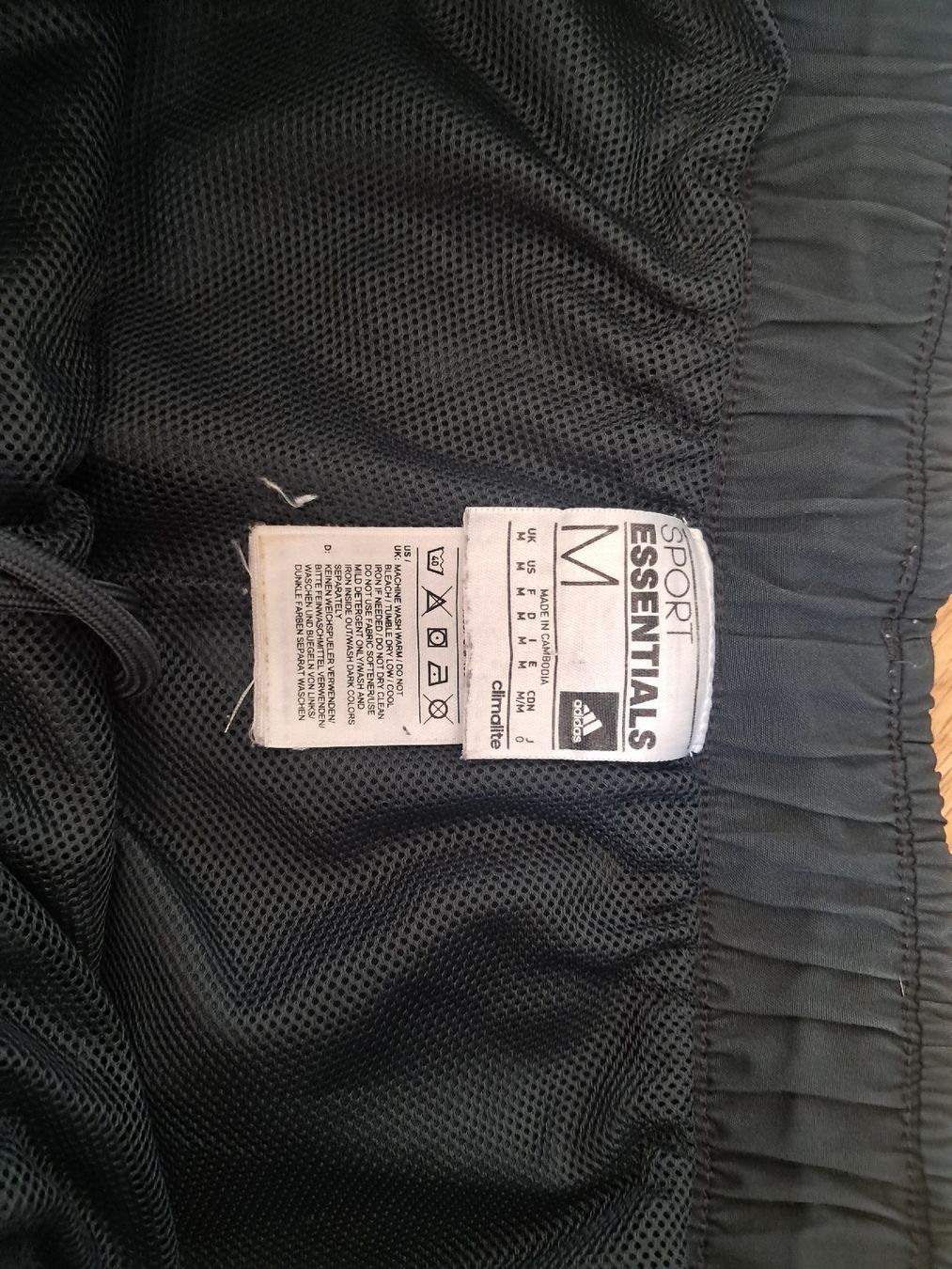 Adidas Pantaloni: Shorts Adidas Sport Essentials dunkelgrau  – Usato da Biel/Bienne venduto da sof_yx5y 1