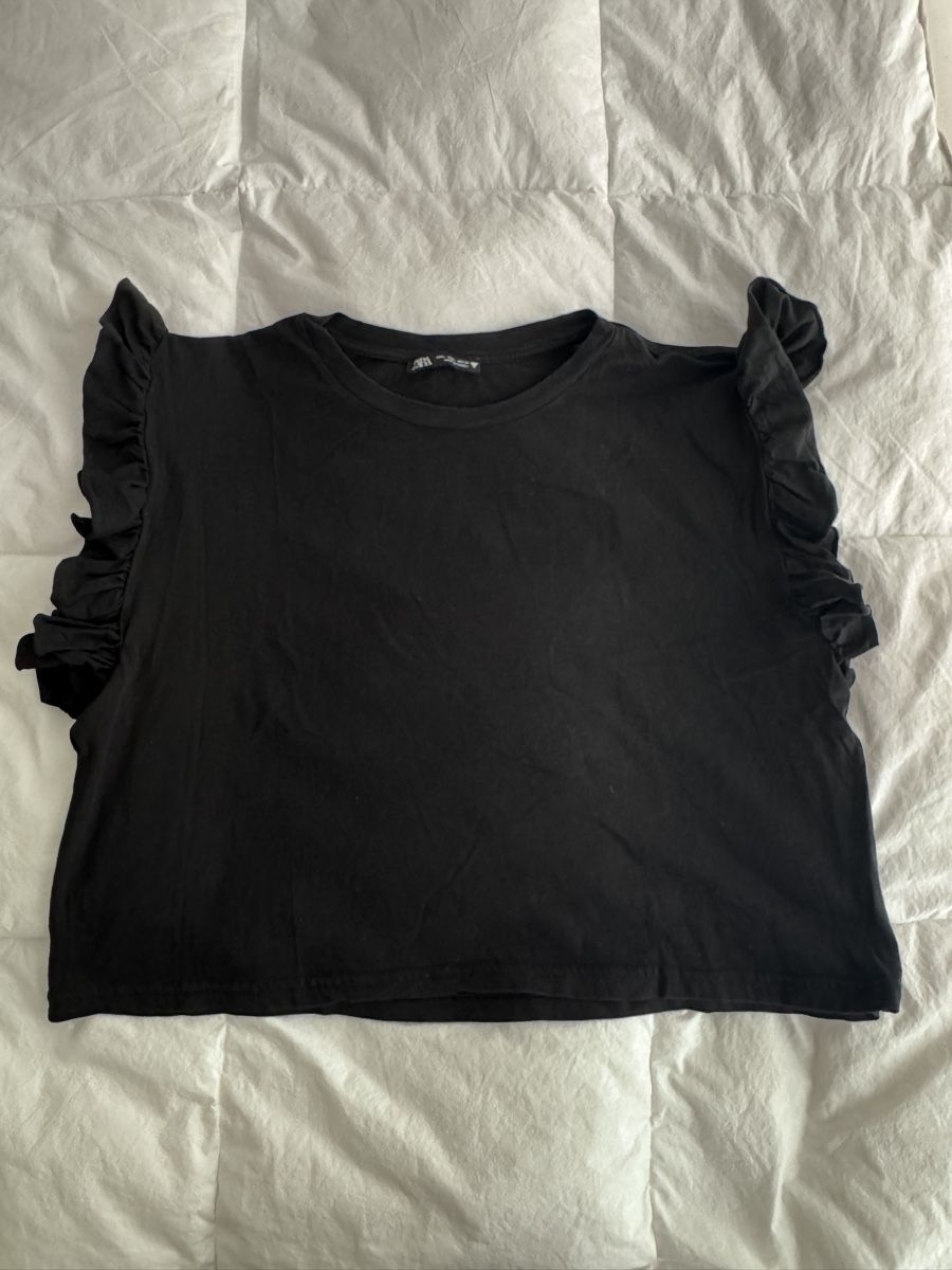 Zara T-shirt: Zara black top with ruffle sleeves – Usato da Zürich venduto da Tanja_G88