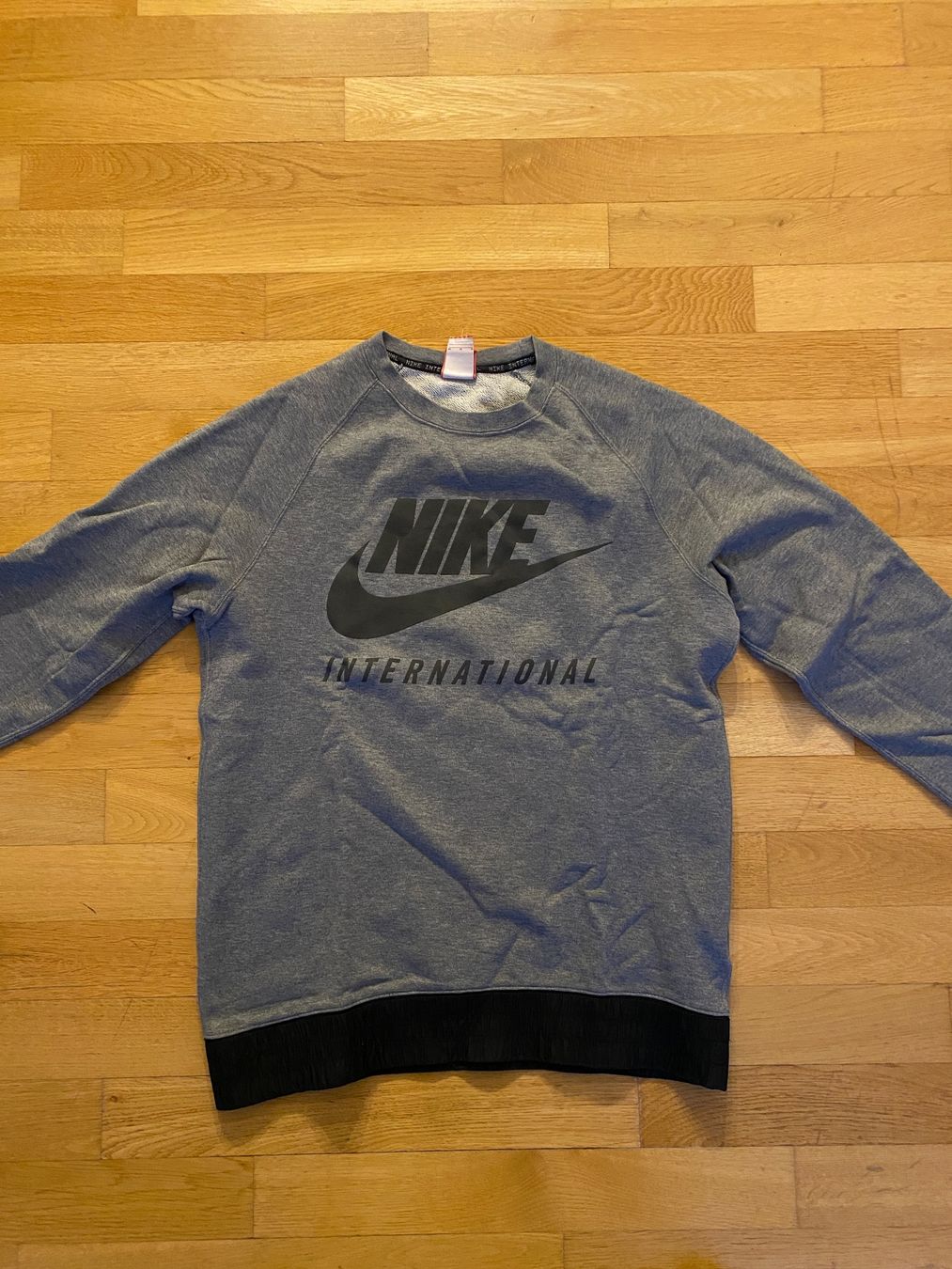 Nike Maglioni & Felpe: Nike International Pullover Sweatshirt Gr. M – Usato da Bern venduto da nic_8q67
