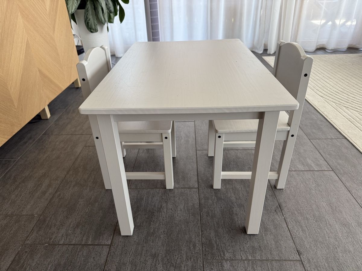 Ikea Set di tavolo e panche: Ikea-Kindertisch (Sundvik) mit 2 Stühlen – Usato da Zürich venduto da nathi83 1