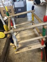 Kinderschaukel aus Holz bunt fuer Kleinkinder