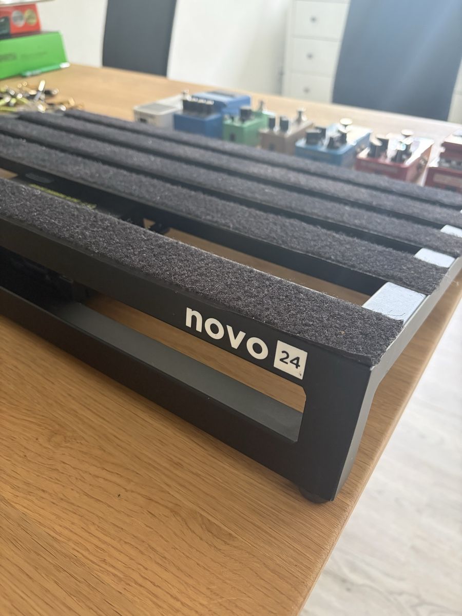 Instruments de musique: Pedalboard mit Netzteil und Pedals – D'occasion à Dällikon par Jonathan003 2