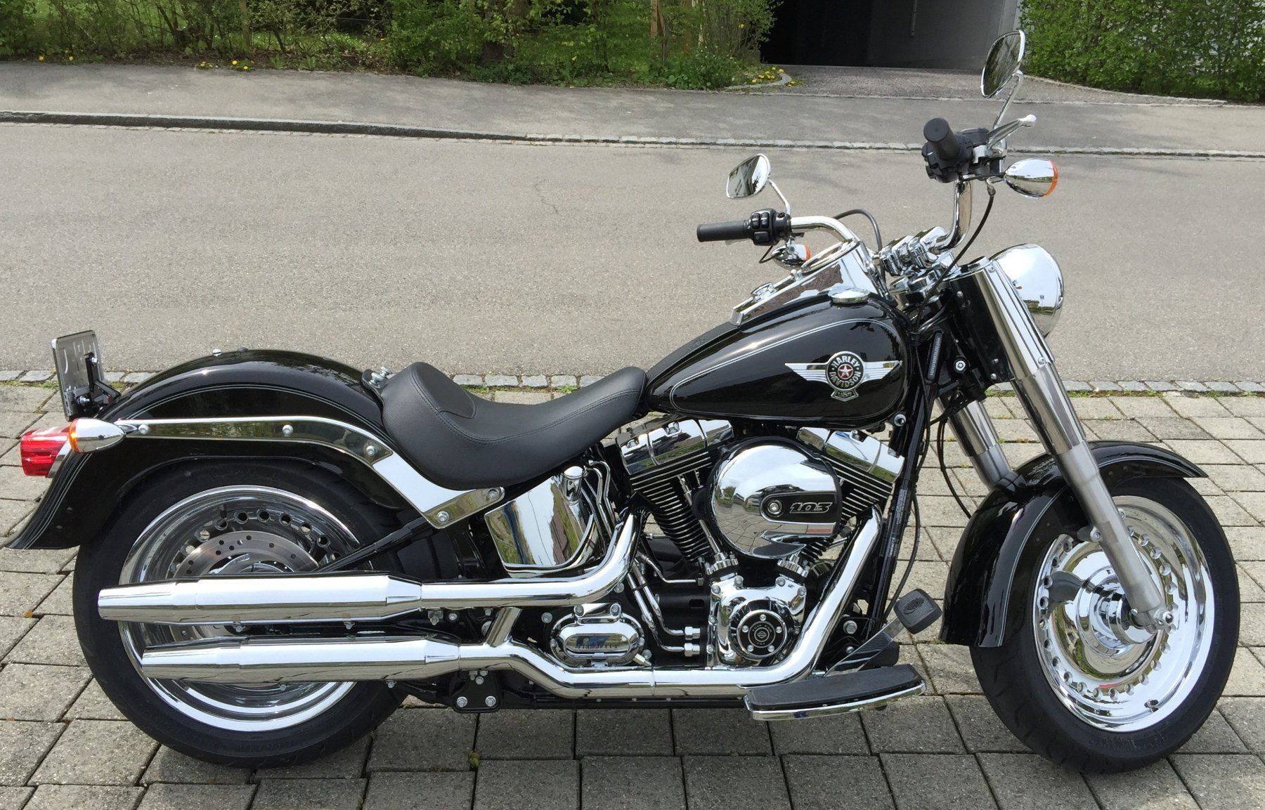 Harley-Davidson Chopper: HARLEY-DAVIDSON FLST Fat Boy mit Skull Design – Usato da Müntschemier venduto da Sarsakar