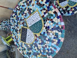 Une Table et 4  tabourets en béton et mosaïques