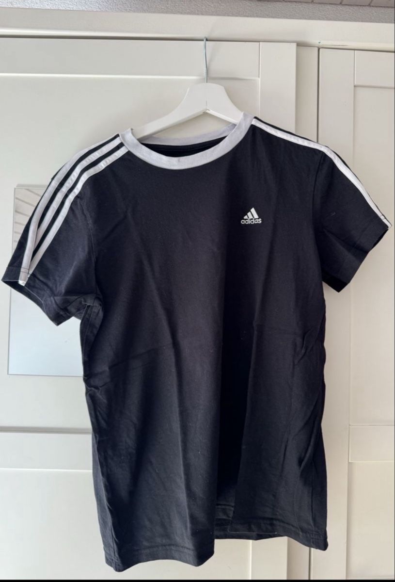 Adidas T-shirt: T-shirt – Nuovo (secondo la descrizione) da Turgi venduto da fabienne53