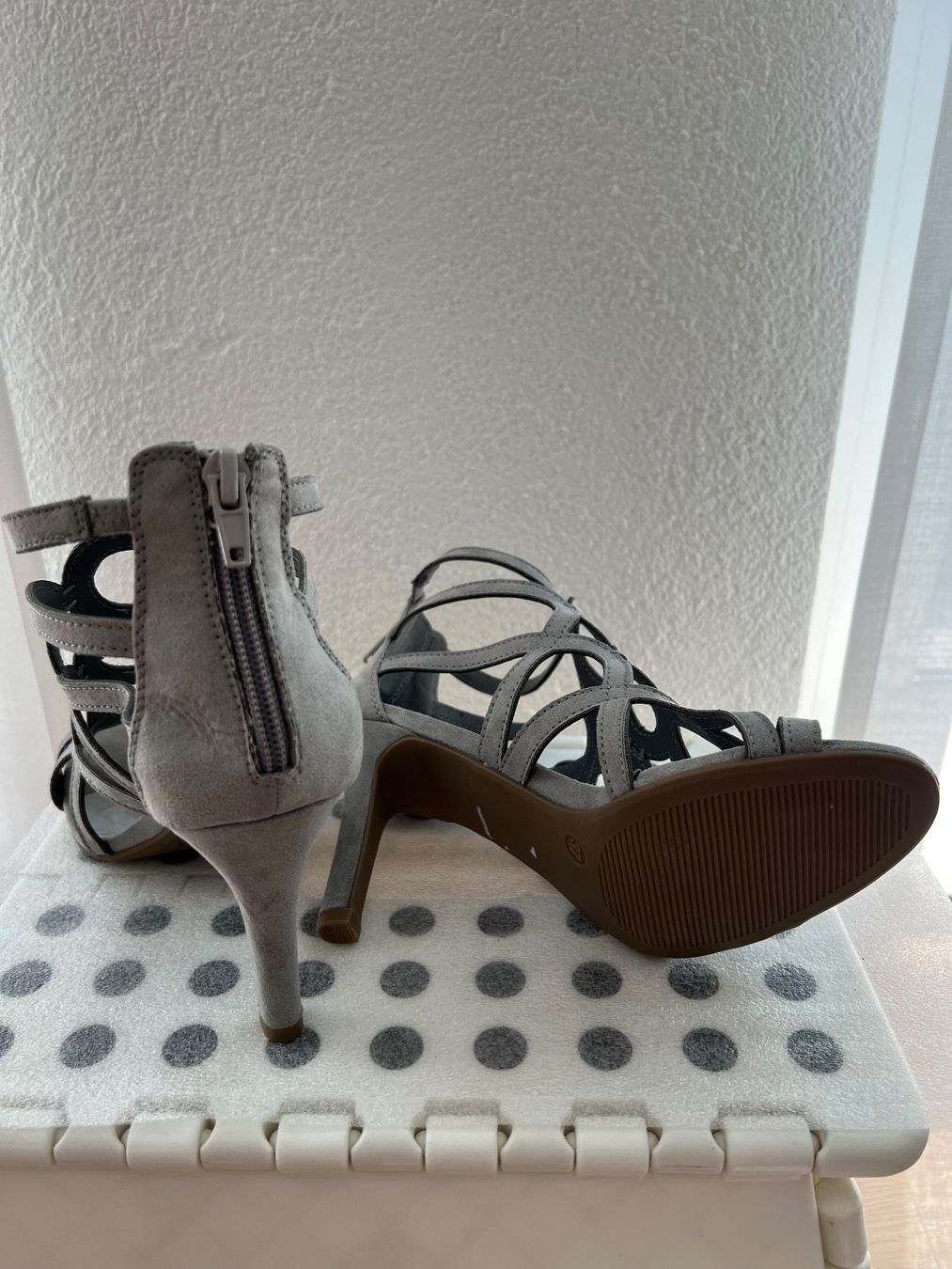 Dosenbach Scarpe da donna: Graue Pumps mit Bindedetail - ungetragen – Nuovo (secondo la descrizione) da Jona venduto da n.ferrari 1