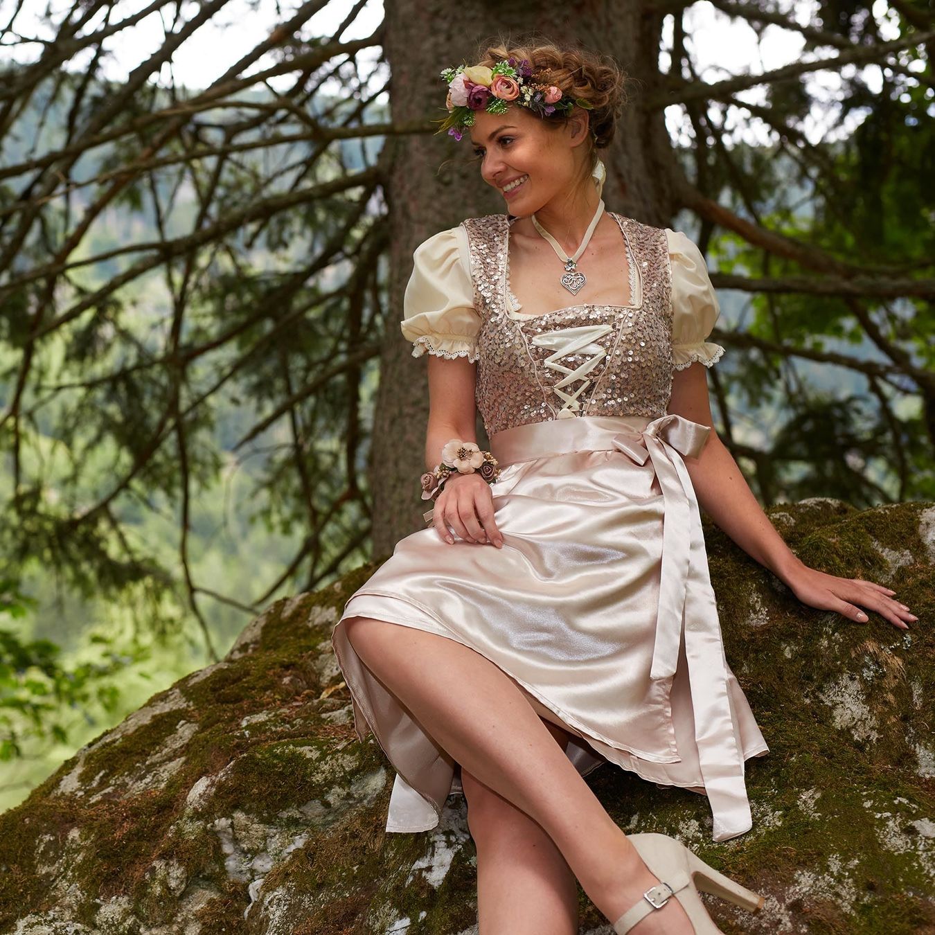Kostüme: Damen Mini Dirndl Trachtenkleid Größe S – Neu (gemäss Beschreibung) aus Murten von Roland.Kemmer.AG 1