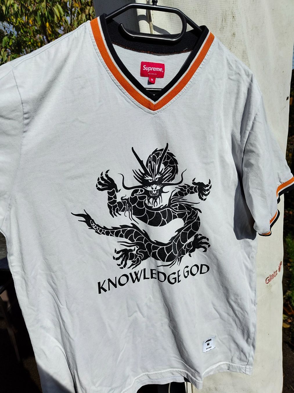 Supreme T-shirt: Supreme T-Shirt "KNOWLEDGE GOD" – Usato da Gurzelen venduto da Basiliko