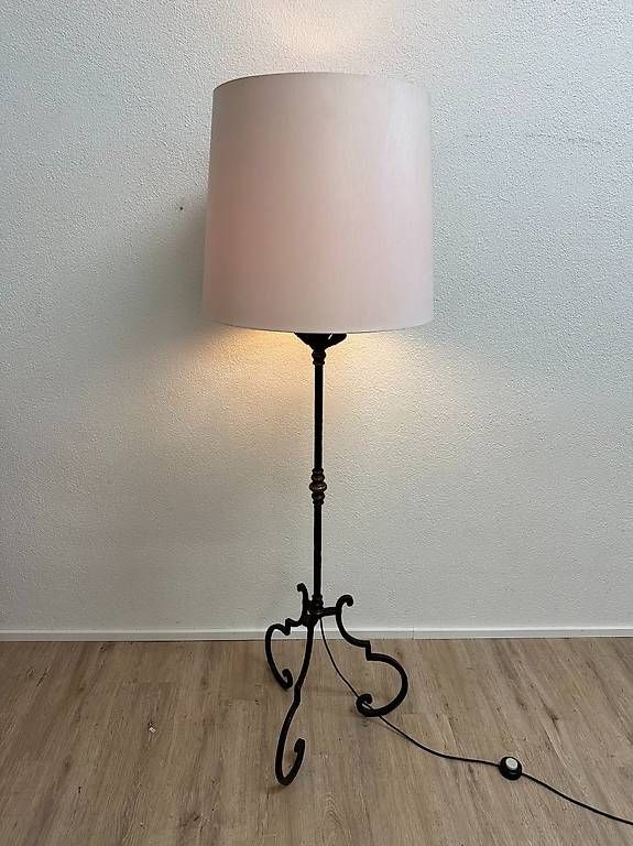 Lampade: Vintage Stehlampe aus Schmiedeeisen und Messingdetails – Usato da Obernau venduto da Arche_Noah_Brocki