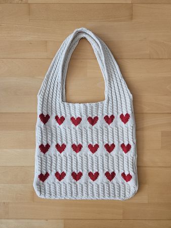 Crèmeweisse Häckeltasche mit roten Herzen ❤️