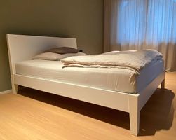 Modernes weisses Bettgestell 160x200cm, inkl. 2x Lattenrost