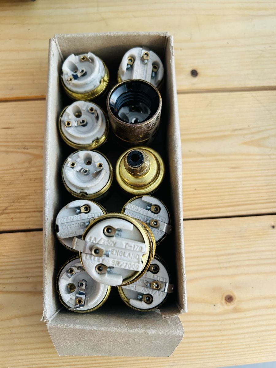 Lampade: Set Lampen Fassungen . Messing – Nuovo e nell'imballaggio originale da Zürich venduto da KuduKing 1